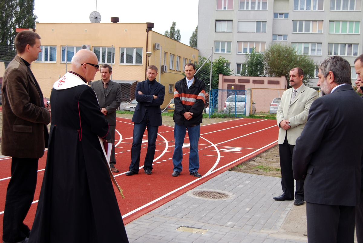 Uroczyste otwarcie nowego obiektu sportowego.