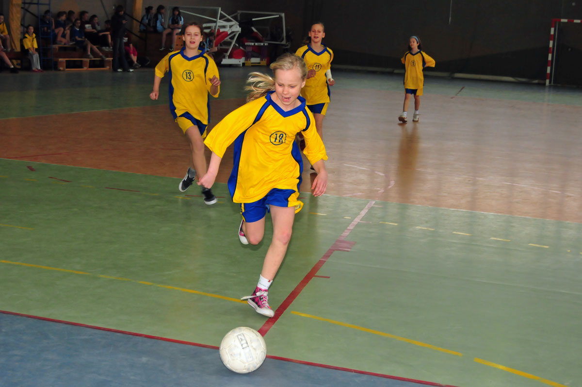 Piłka jest okrągła a bramki są dwie.