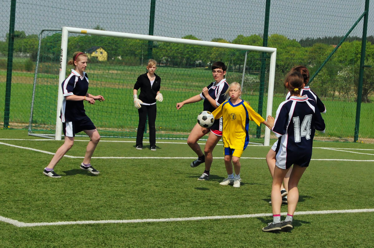 Piłka jest okrągła a bramki są dwie.