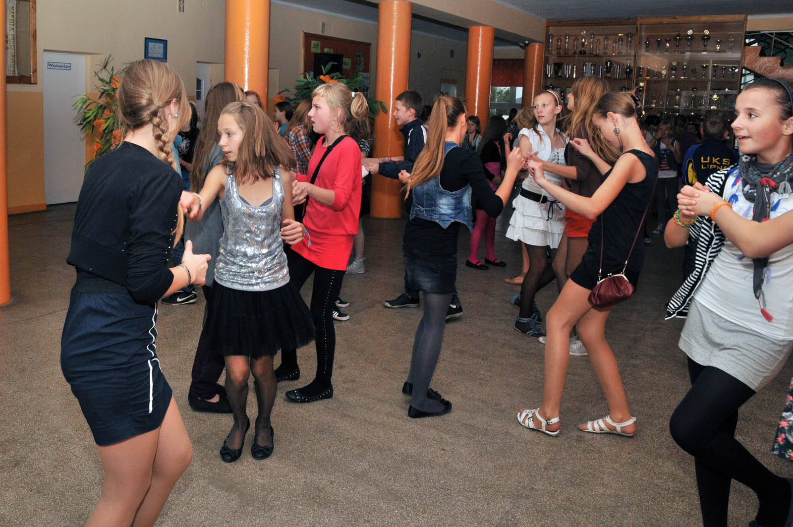 Pierwsza szkolna potańcówka.
