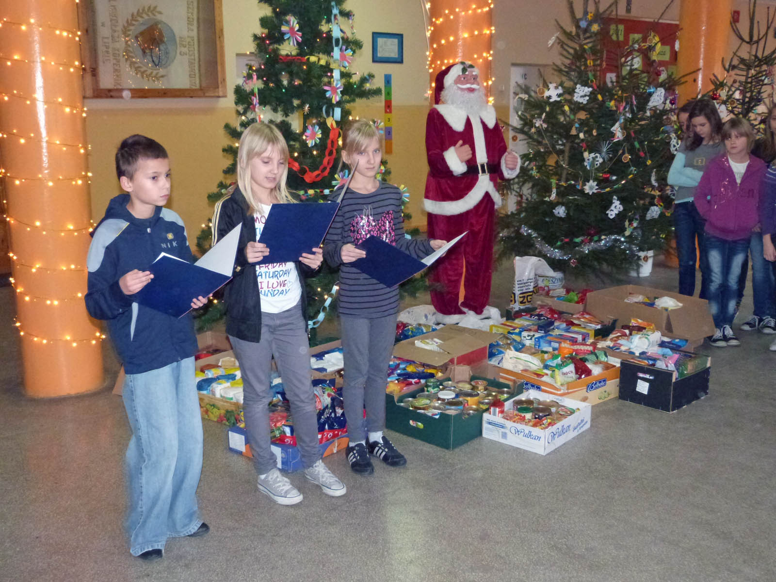 Świąteczna paczka dla potrzebujących.