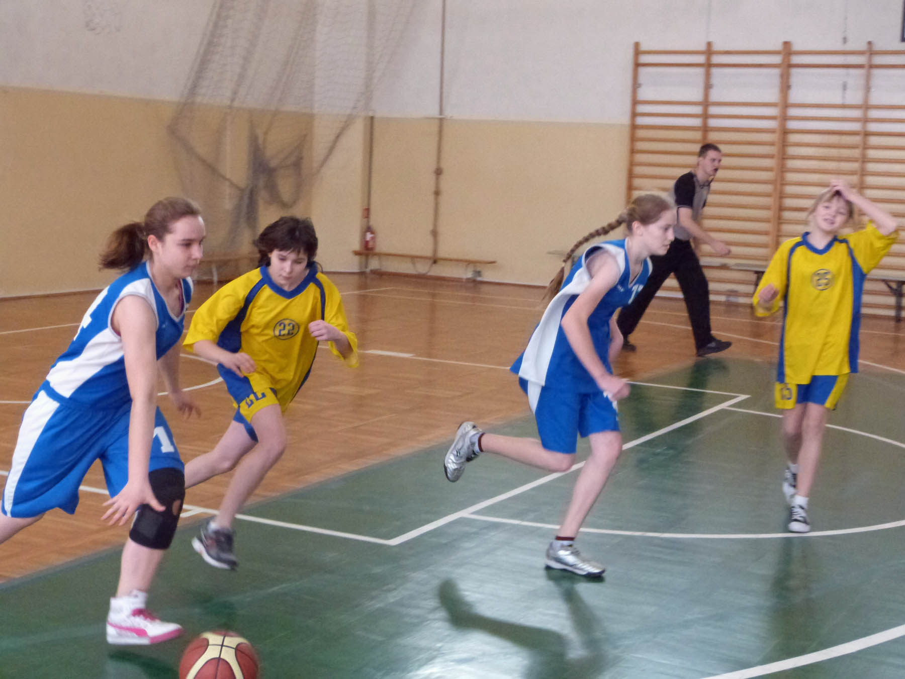 Półfinały w kosza.