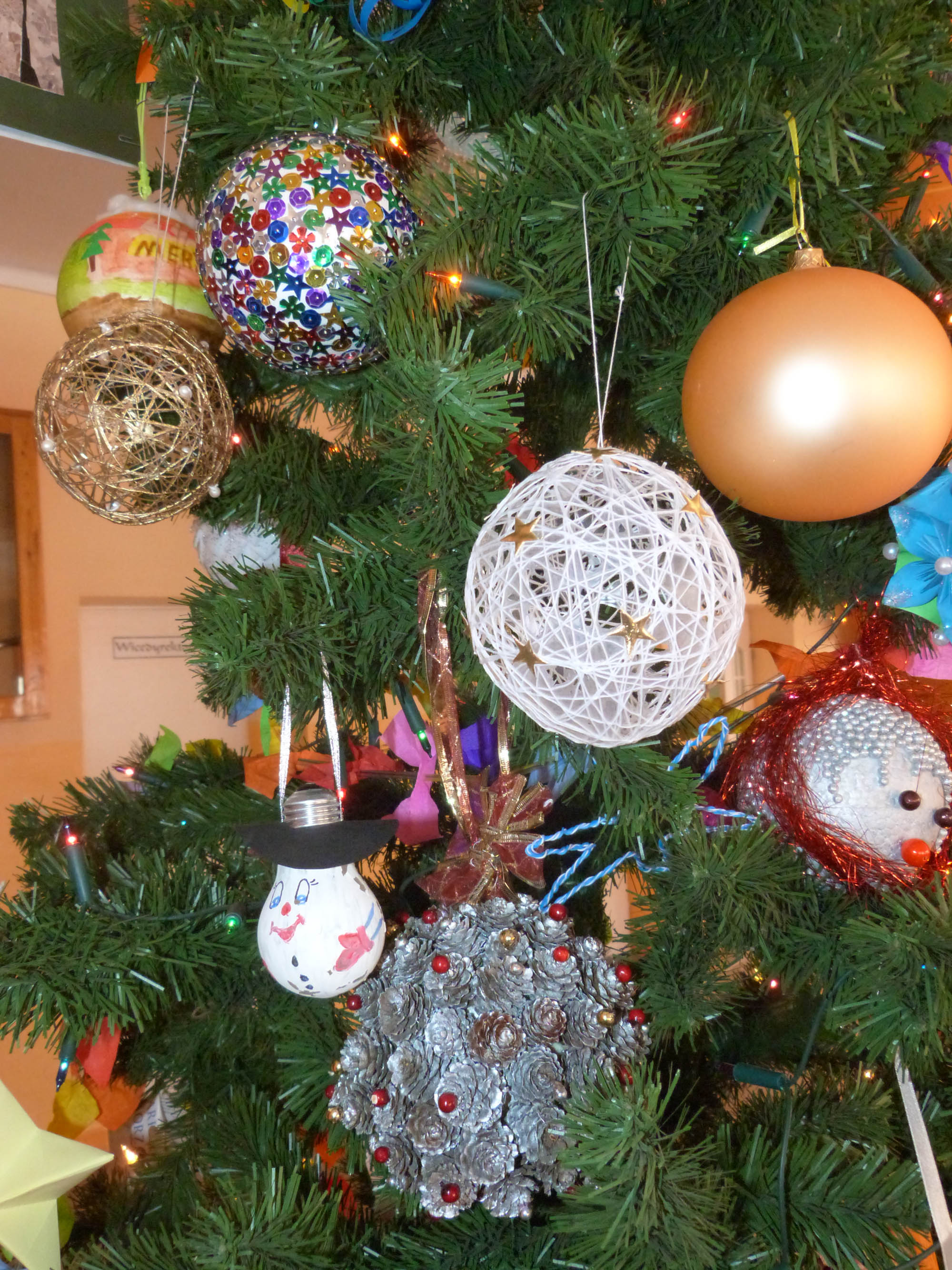 Rozstrzygnięto  konkurs Dyrektora  Szkoły na najładniejszą ozdobę choinkową.