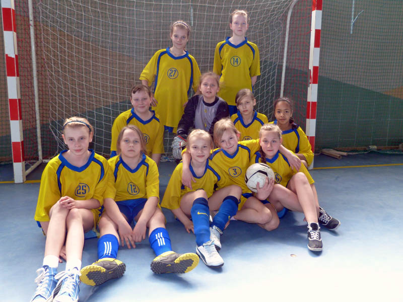 Piłka jest okrągła a bramki są dwie…