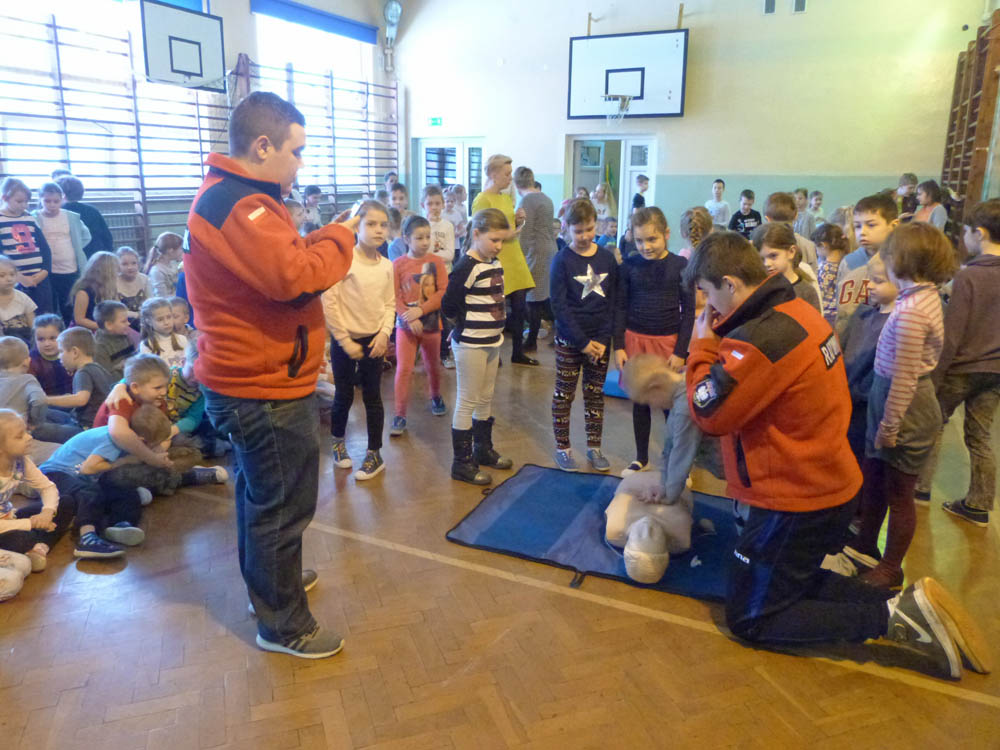 Ratownicy WOPR uczyli młódych ratowników.